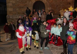 Niños y mayores de Cantagallo, junto a los Reyes Magos y su pajes en la iglesia de la localidad.