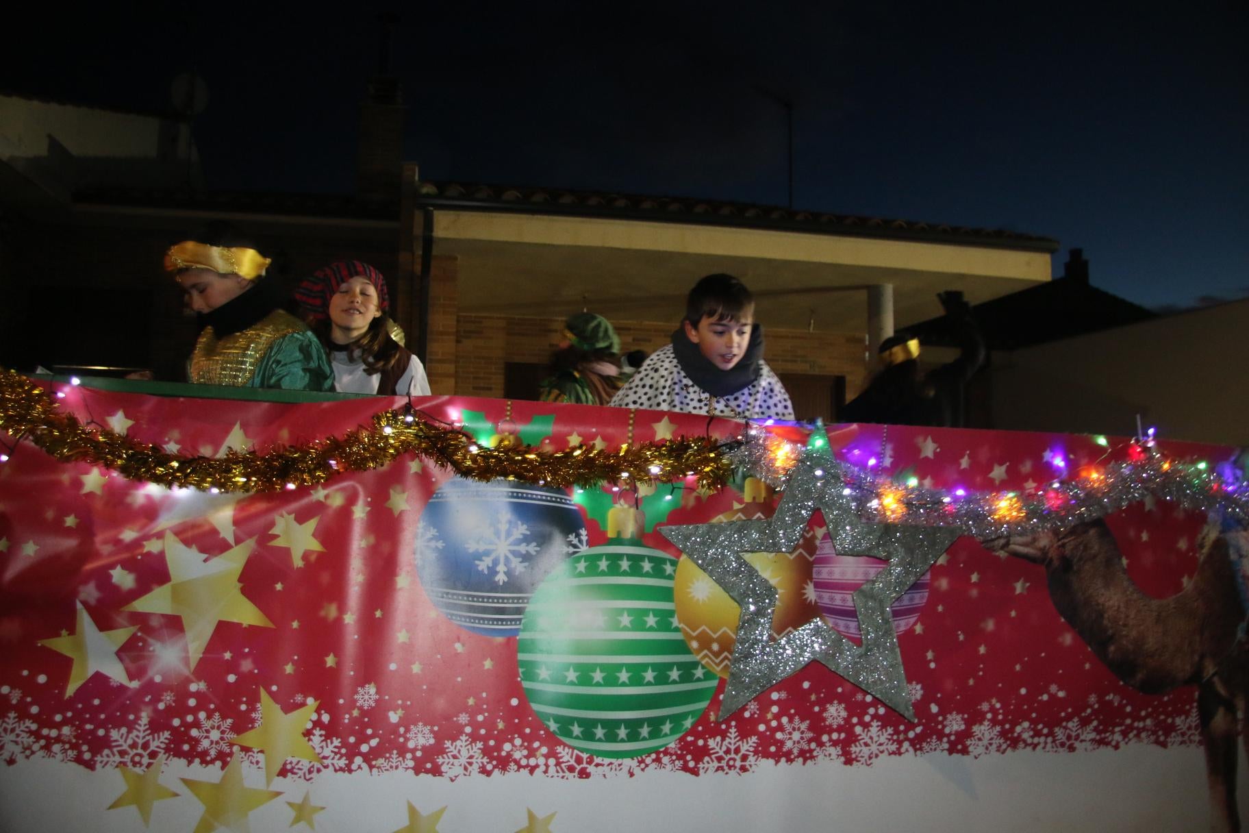 Cien kilos de caramelos para el desfile más mágico del año en Doñinos