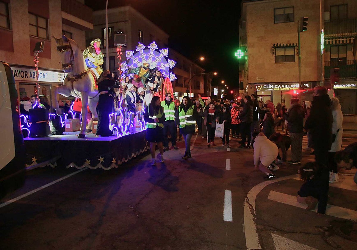Un tren y 900 cucuruchos de caramelos en la gran tarde infantil de Villamayor