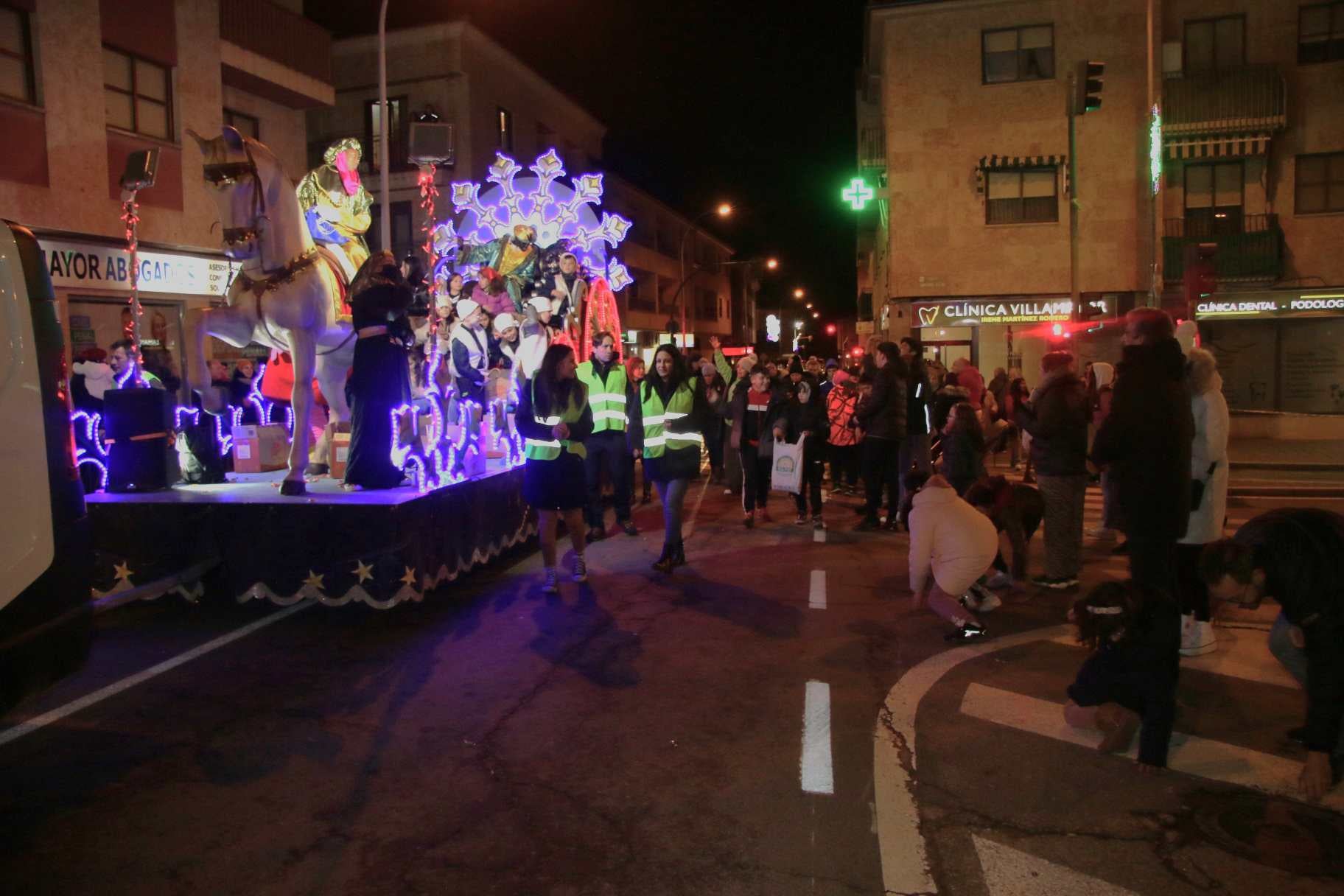 Un tren y 900 cucuruchos de caramelos en la gran tarde infantil de Villamayor