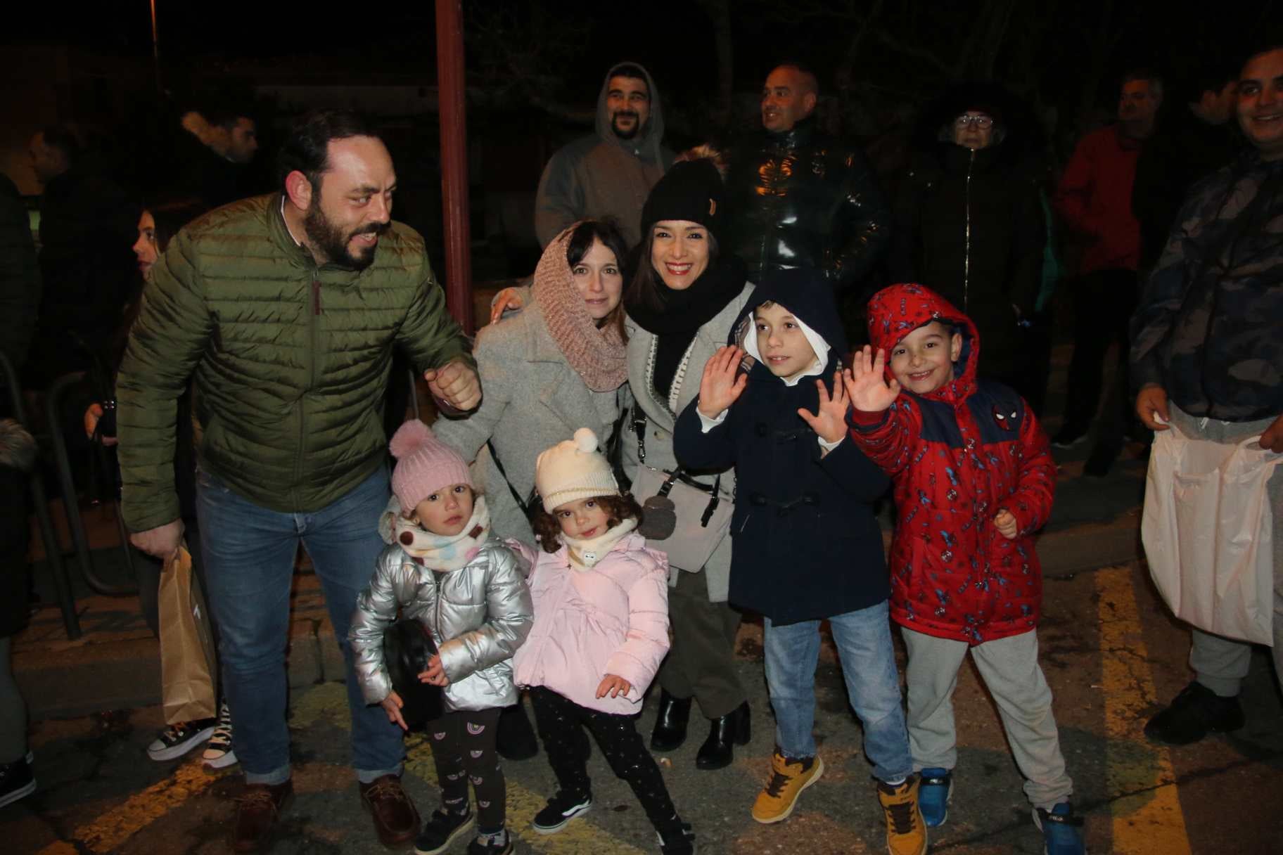 Un tren y 900 cucuruchos de caramelos en la gran tarde infantil de Villamayor
