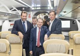 Óscar Puente (i) en uno de los trenes de prueba de la nueva concexión Madrid-Galicia