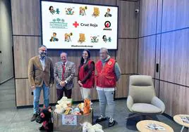 El presidente del Grupo Andrés, Eustaquio Andrés, en la entrega de juguetes a Cruz Roja