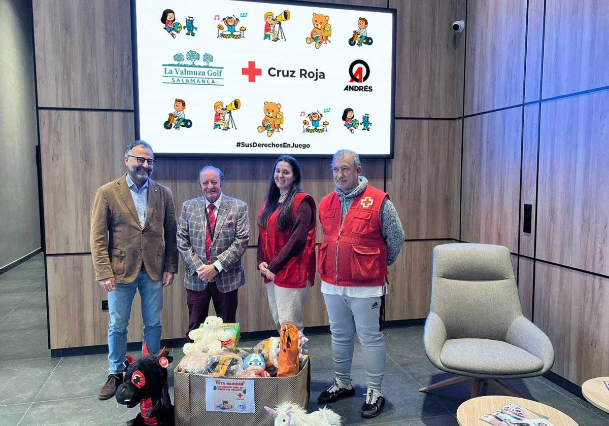 El presidente del Grupo Andrés, Eustaquio Andrés, en la entrega de juguetes a Cruz Roja