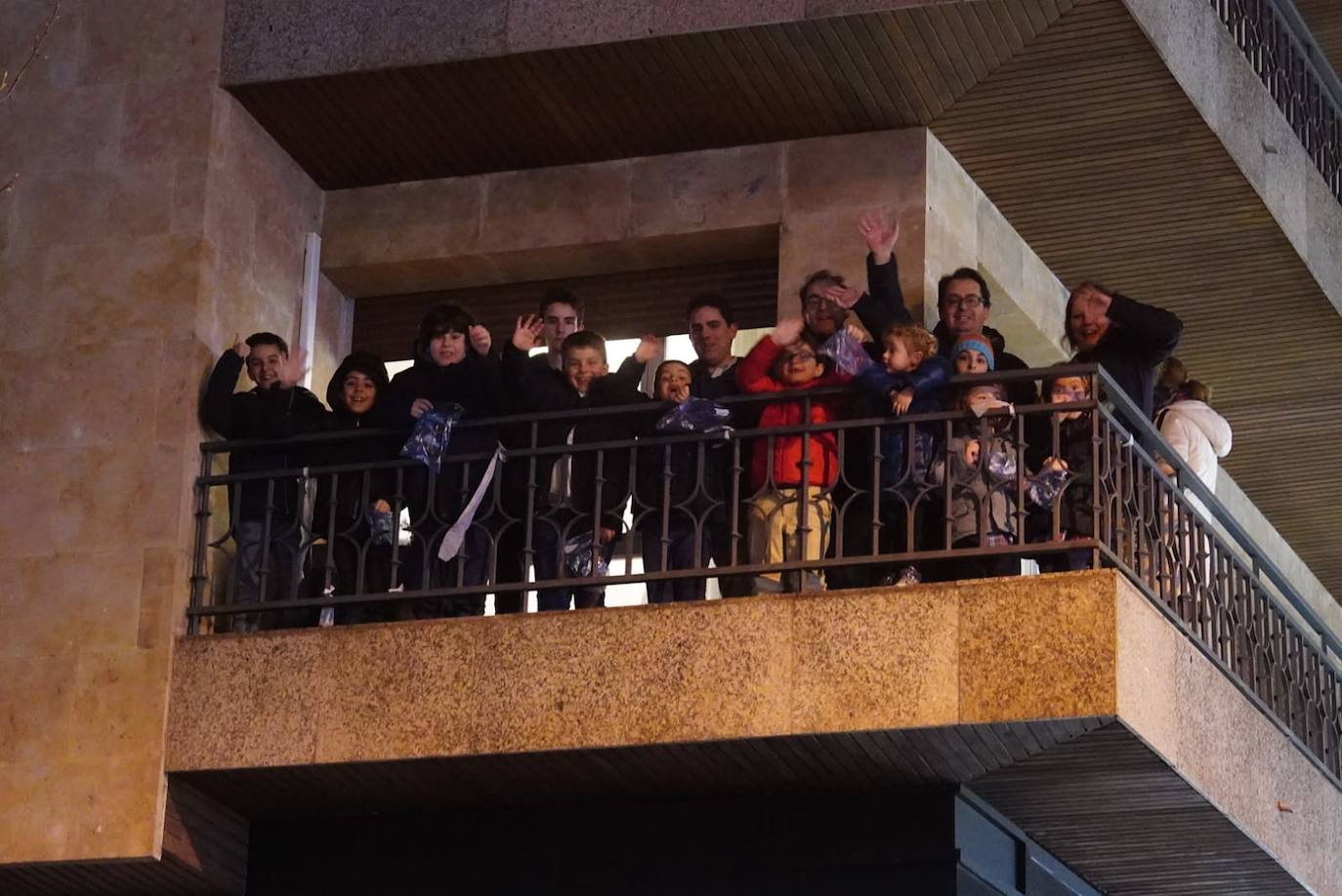 Los Reyes Magos reclaman la paz desde la Plaza Mayor de Salamanca