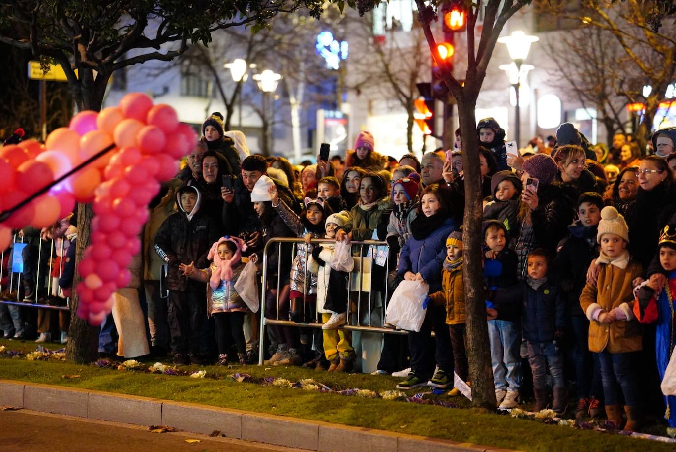 Los Reyes Magos reclaman la paz desde la Plaza Mayor de Salamanca