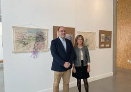 El concejal de Participación Social, Roberto Martín, ha inaugurado hoy la exposición 'Bordadoras, artistas y creadoras de ilusiones. Diferentes maneras de leer el paisaje', de Laly Molina Sobrino.