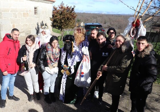 Los mozos que participaron en la celebración, a la salida de misa con la horca de los chorizos y otros regalos