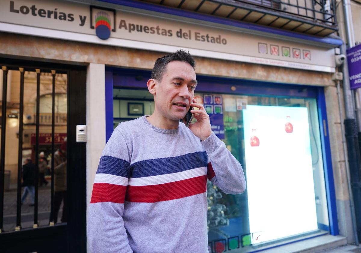 Abraham Rollan, frente a la administración de Lotería de la calle Quintana.