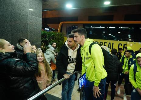 Imagen secundaria 1 - Gerard Moreno, Reina y Marcelino a su llegada. LAYA