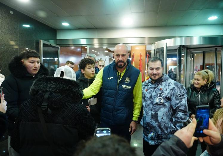 Imagen principal - Gerard Moreno, Reina y Marcelino a su llegada. LAYA