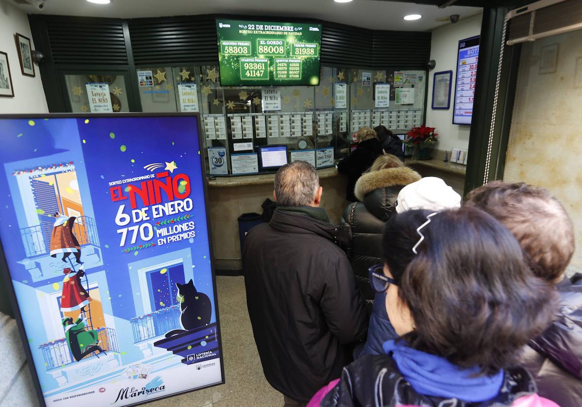 Varias personas hacían cola días atrás para comprar lotería de El Niño.