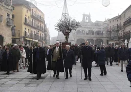 Los mayordomos Ángel Martín Calvarro, Manuel Martín Martín, Juan Luis Alonso Moro y Alberto Martín Calvarro en la Plaza Mayor de Ciudad Rodrigo