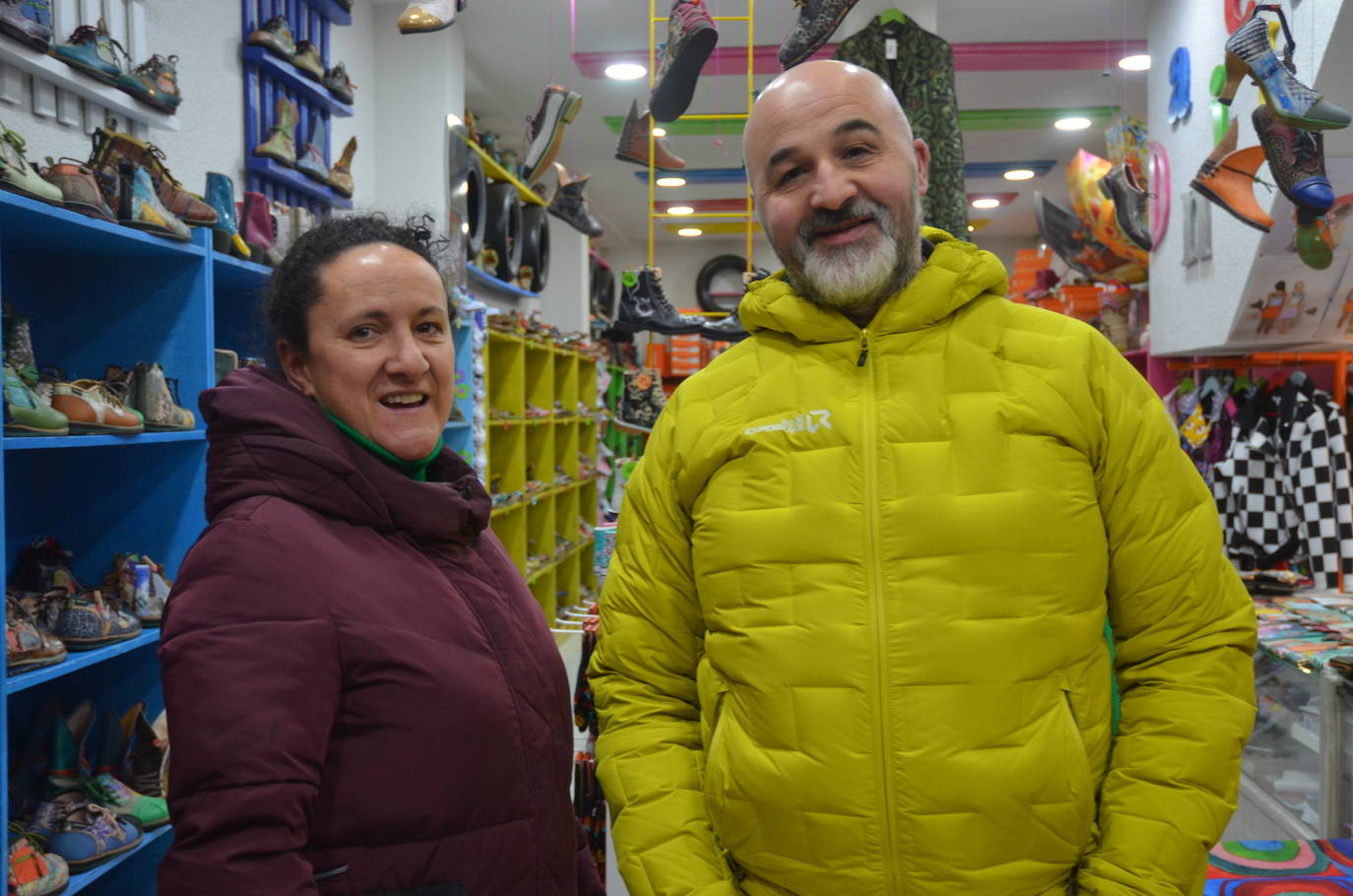 Blanca Sánchez y José Antonio Barés han tenido que ampliar el horario de apertura en su tienda.