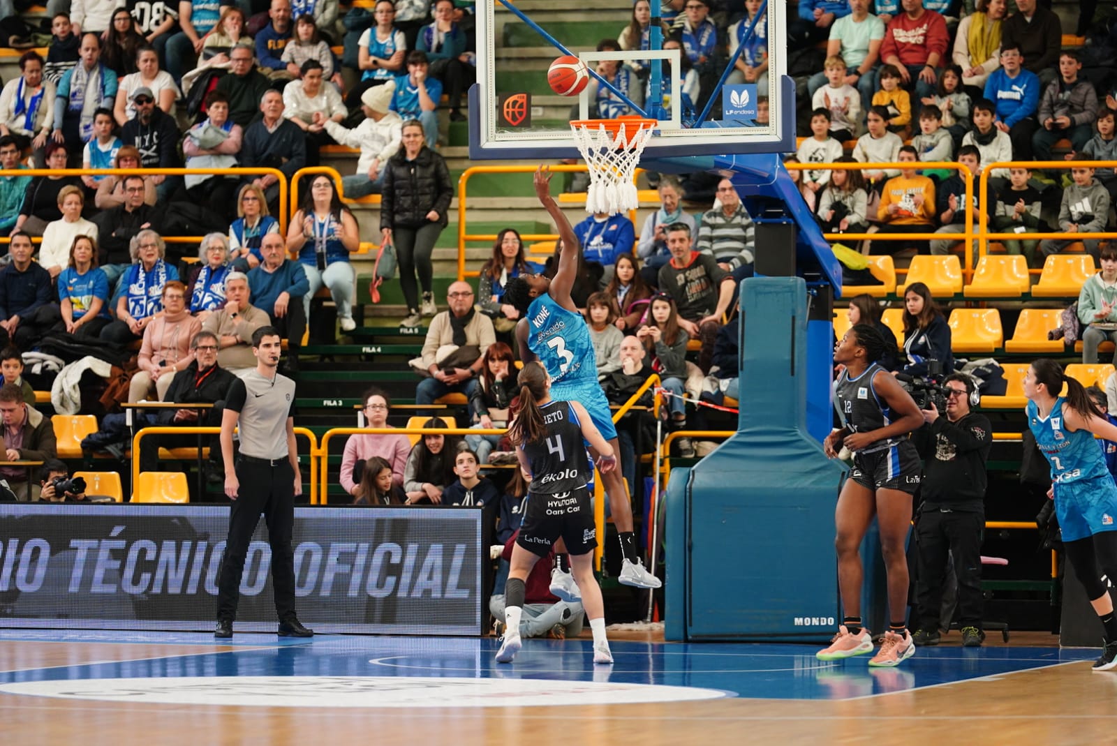 Búscate en la grada de Würzburg en el partido del Avenida contra el IDK