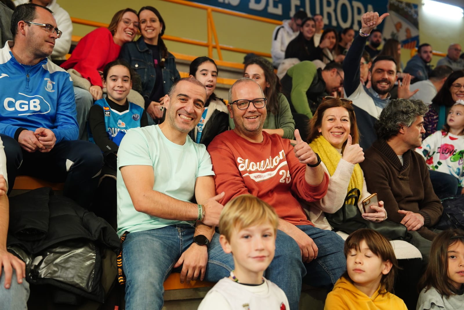 Búscate en la grada de Würzburg en el partido del Avenida contra el IDK