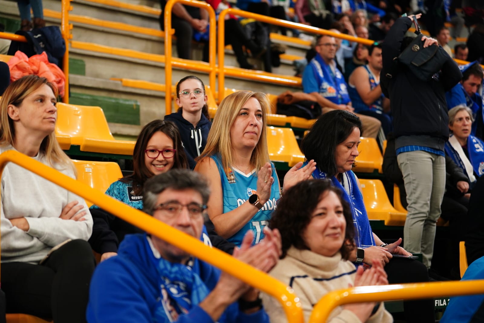 Búscate en la grada de Würzburg en el partido del Avenida contra el IDK