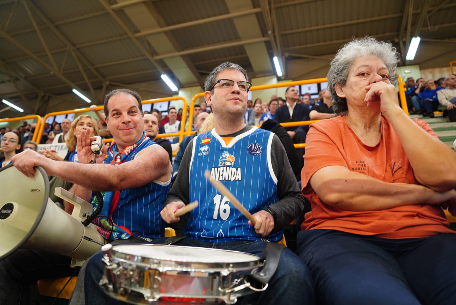 Búscate en la grada de Würzburg en el partido del Avenida contra el IDK