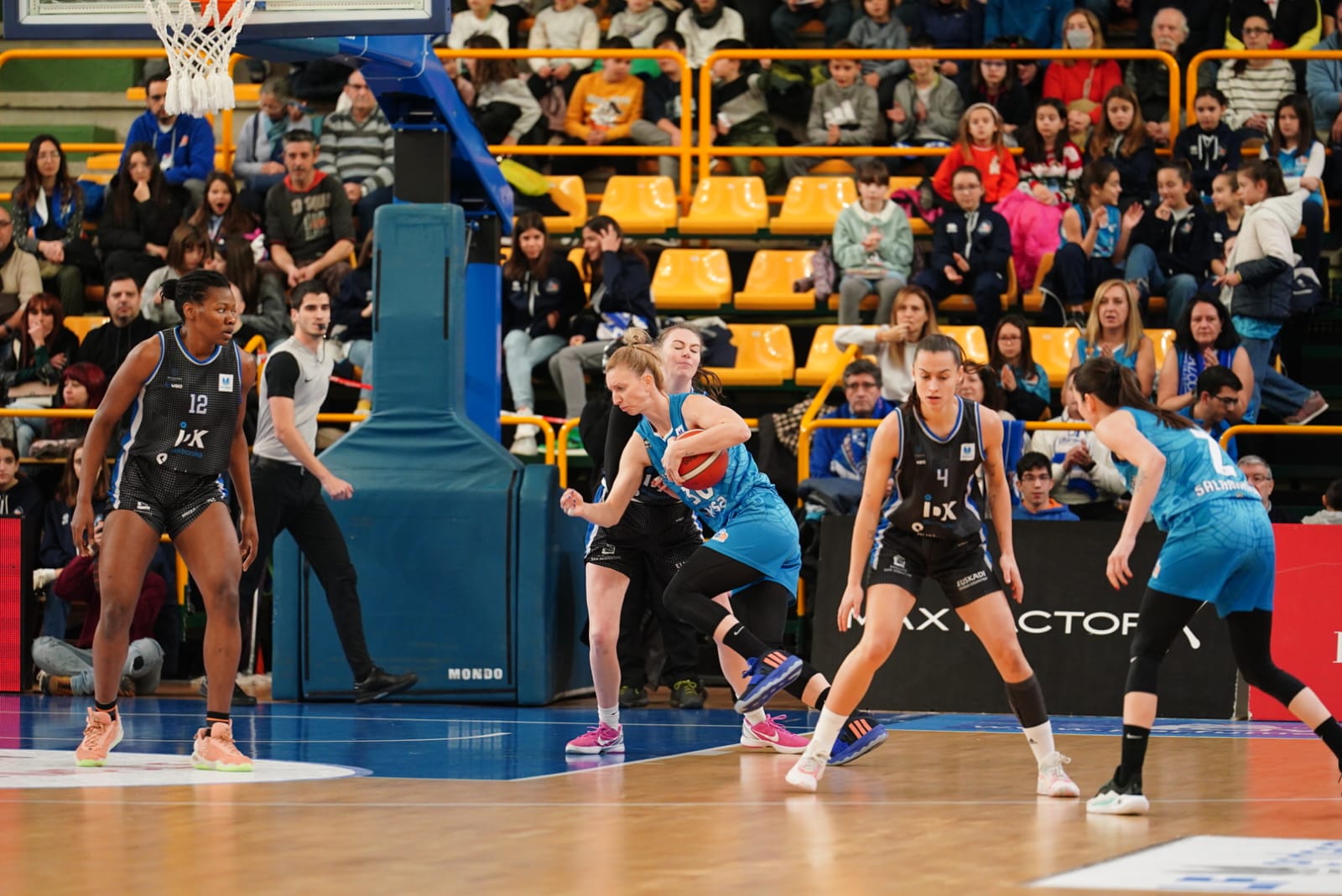 Búscate en la grada de Würzburg en el partido del Avenida contra el IDK