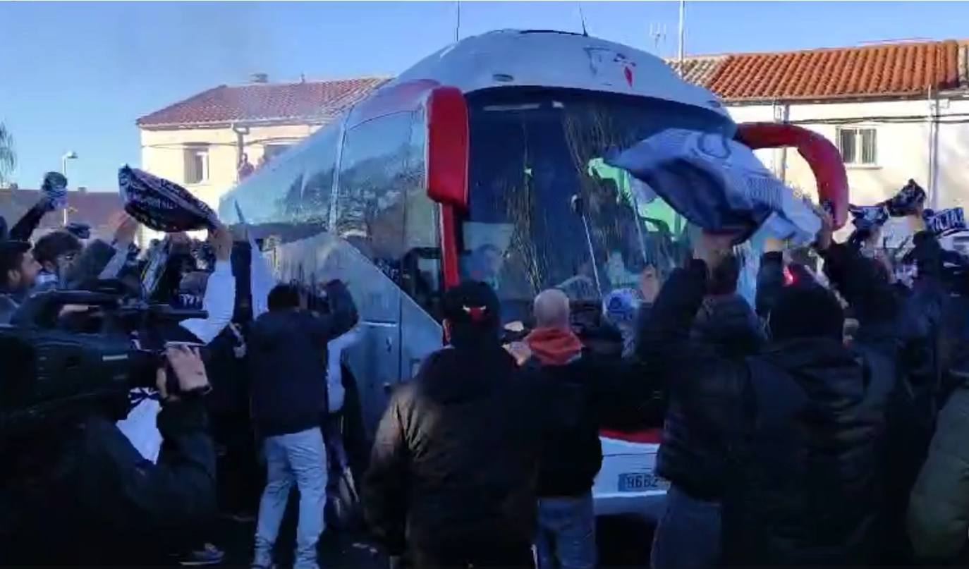 Espectacular recibimiento a Unionistas al llegar al Reina Sofía