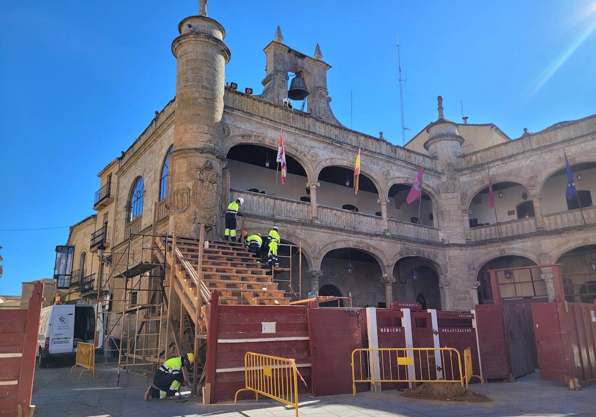 Las dos instalaciones vacantes se sitúan junto al Consistorio, la puerta y el tablao de la Rúa del Sol.