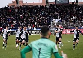 Los jugadores de Unionistas se lanzan a abrazar a su portero tras el fallo de Femenía.
