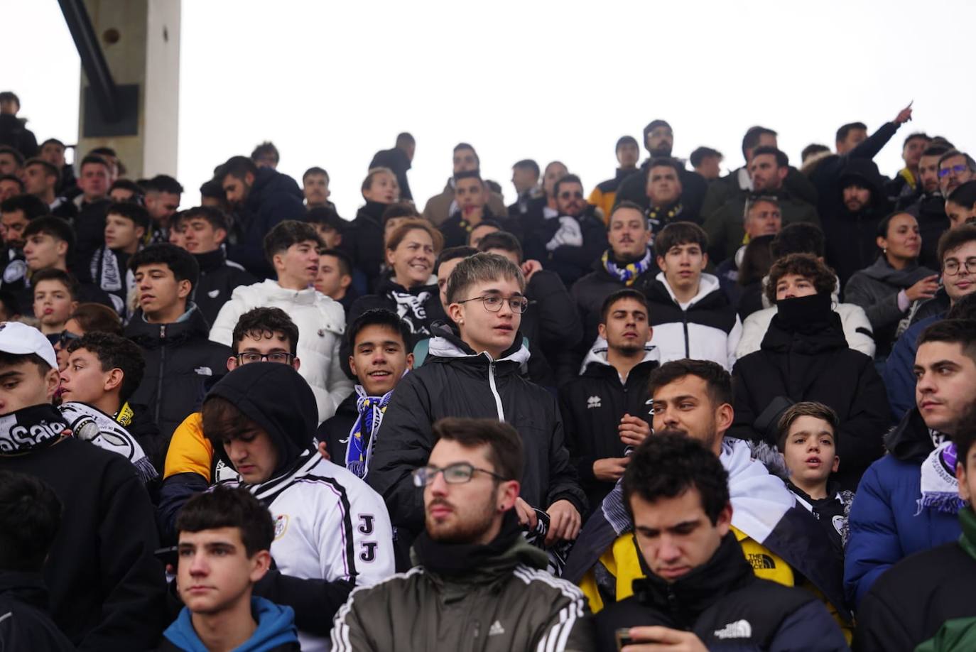 La afición de Unionistas responde a la llamada, ¡búscate en la grada!