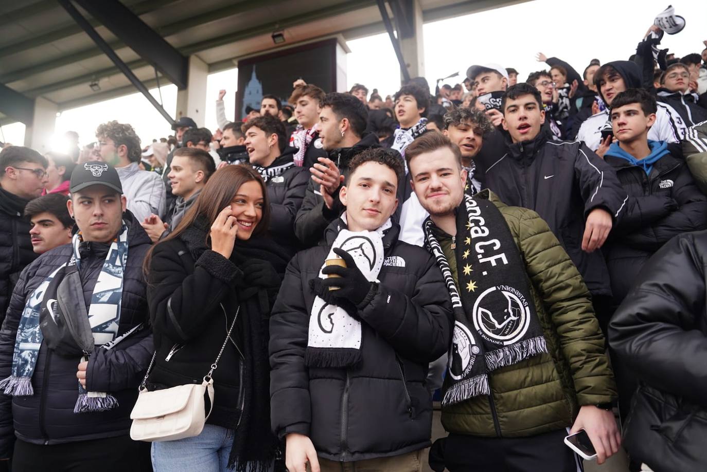 La afición de Unionistas responde a la llamada, ¡búscate en la grada!