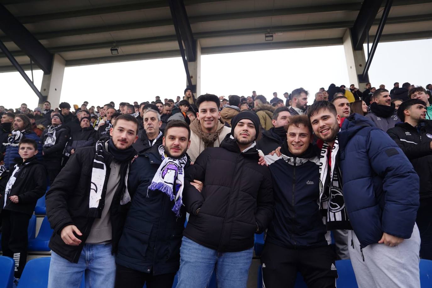 La afición de Unionistas responde a la llamada, ¡búscate en la grada!