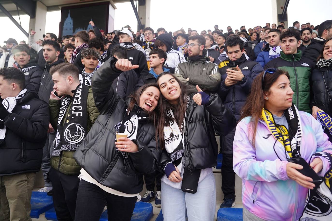 La afición de Unionistas responde a la llamada, ¡búscate en la grada!