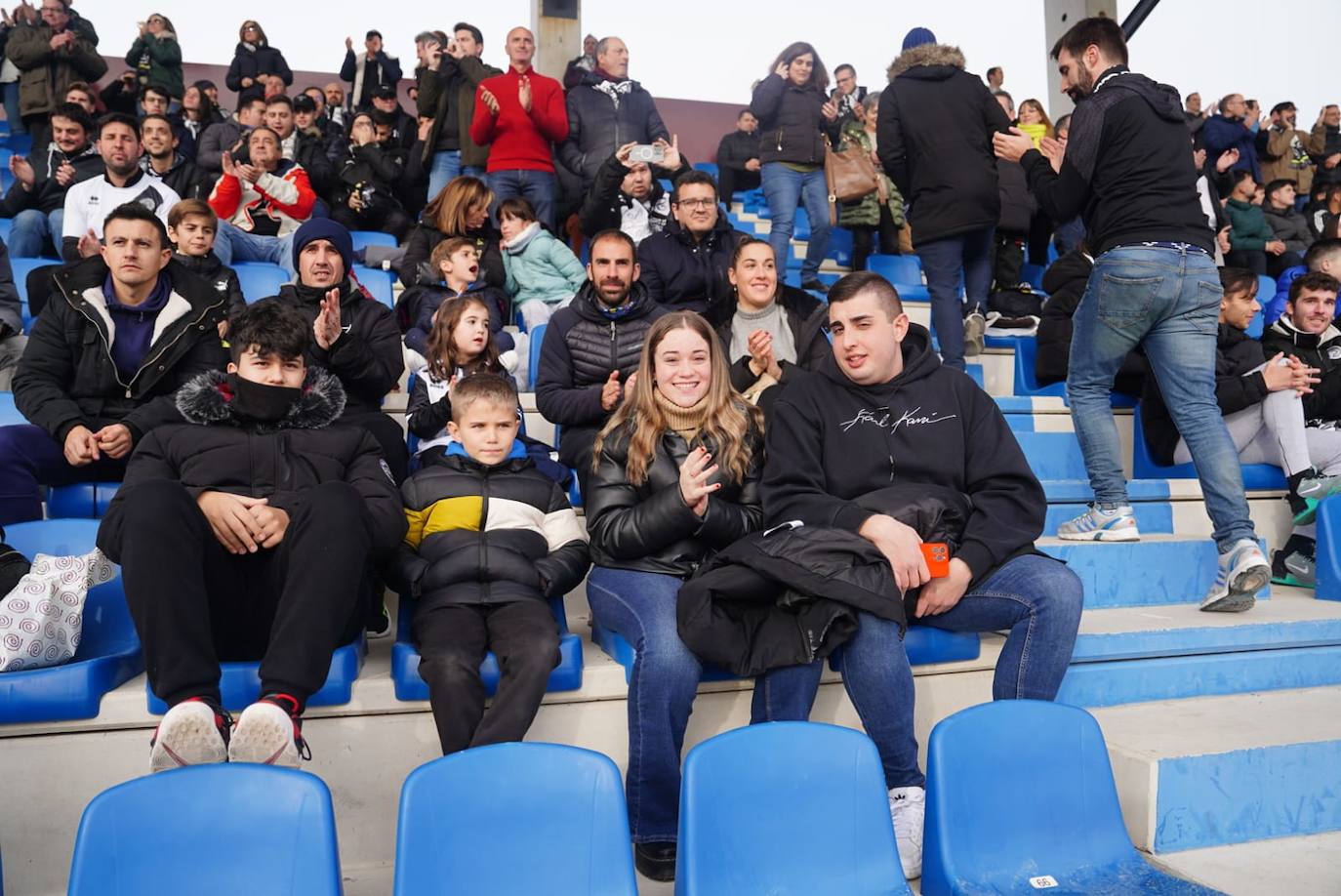 La afición de Unionistas responde a la llamada, ¡búscate en la grada!