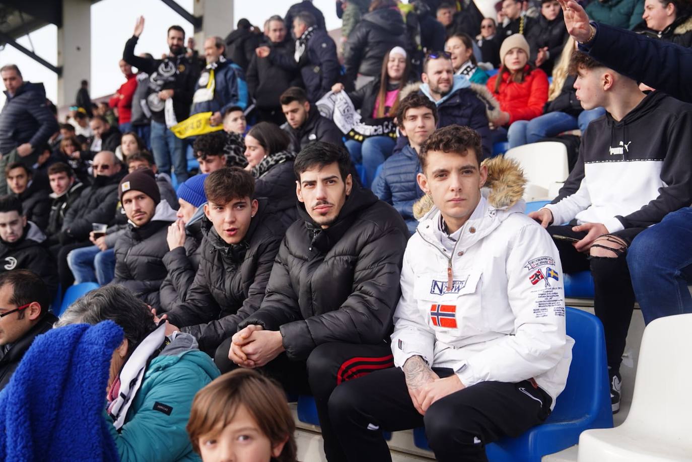 La afición de Unionistas responde a la llamada, ¡búscate en la grada!