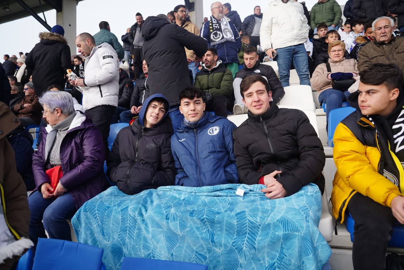 La afición de Unionistas responde a la llamada, ¡búscate en la grada!