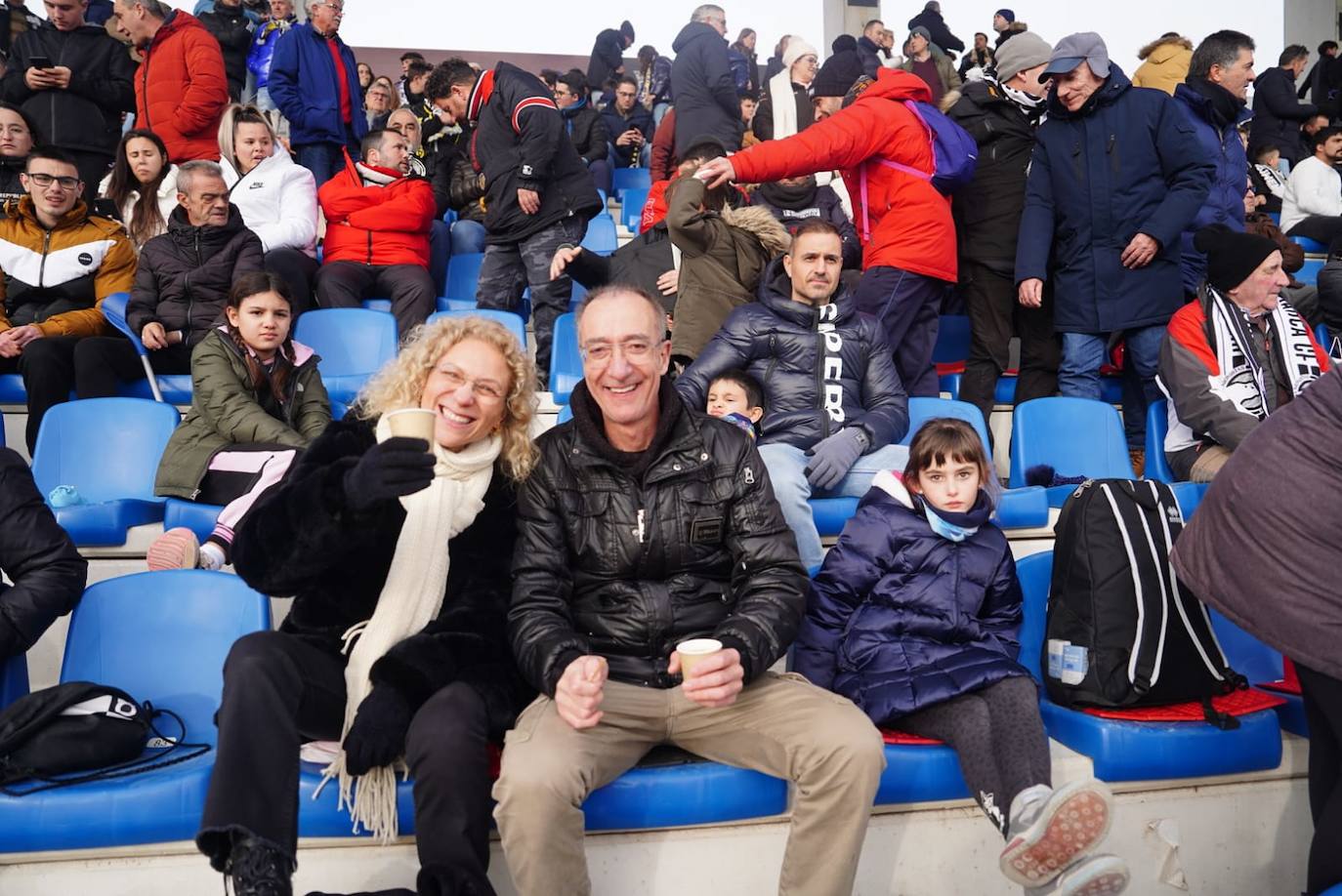 La afición de Unionistas responde a la llamada, ¡búscate en la grada!