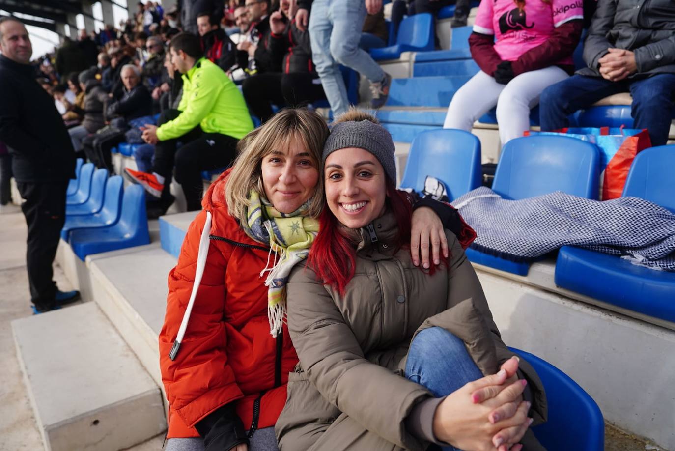 La afición de Unionistas responde a la llamada, ¡búscate en la grada!