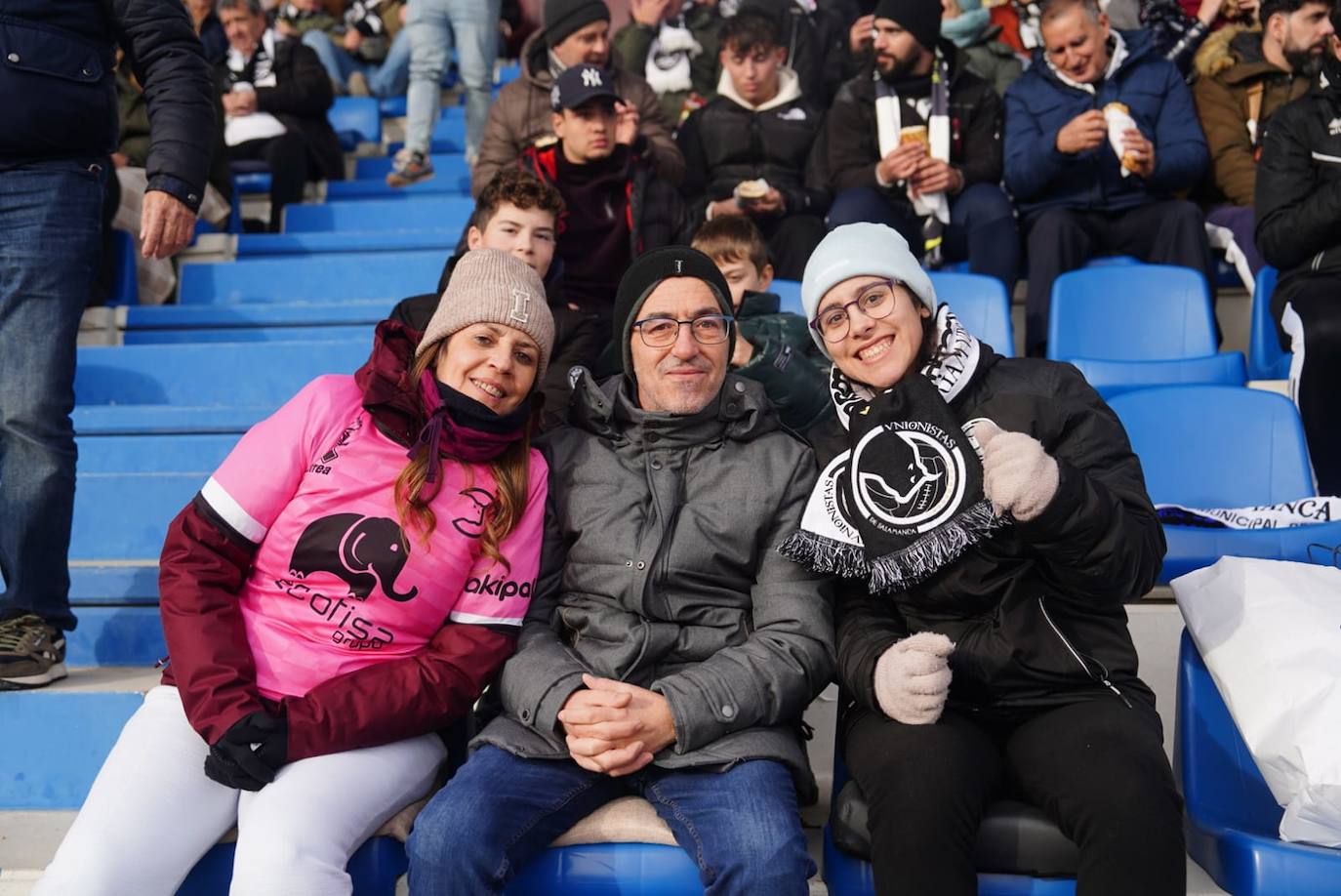 La afición de Unionistas responde a la llamada, ¡búscate en la grada!