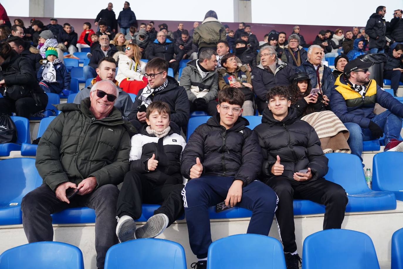 La afición de Unionistas responde a la llamada, ¡búscate en la grada!