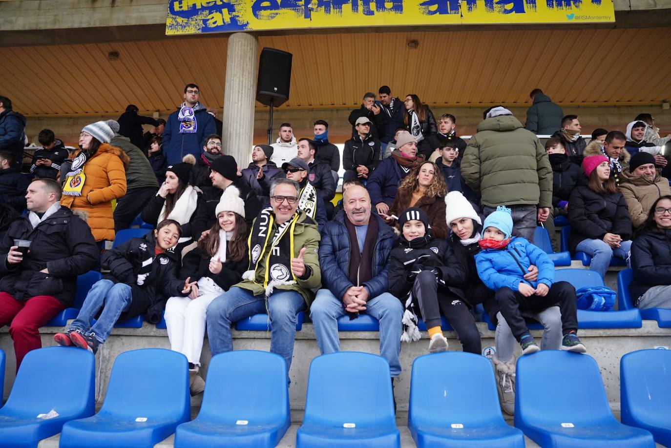 La afición de Unionistas responde a la llamada, ¡búscate en la grada!