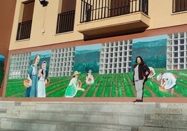 La alcaldesa, junto al mural que rinde homenaje a la mujer rural y el legado de la fresa.