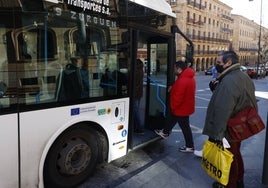 Usuarios del servicio de transportes se disponen a subir al autobús.