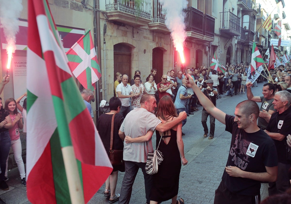 Recibimiento a Xabier Ugarte tras salir de la cárcel de Topas.