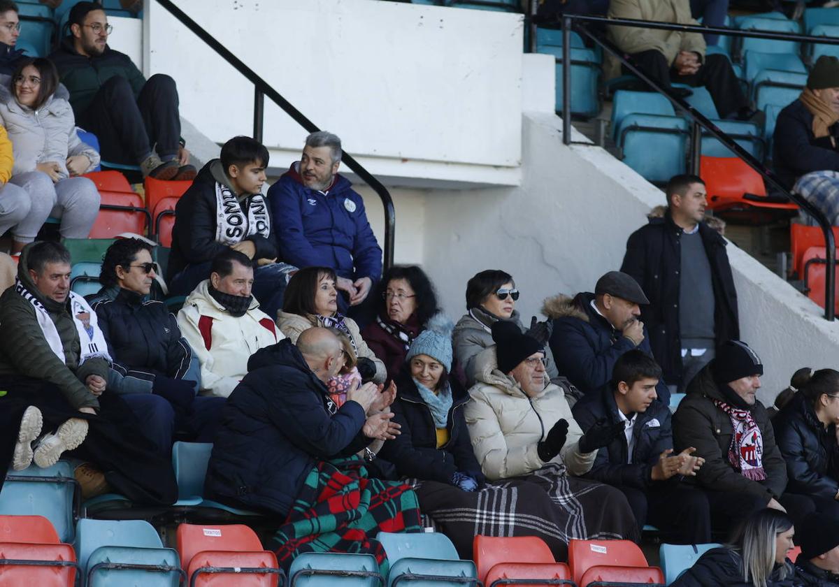 Aficionados del Salamanca UDS aplaudiendo al equipo desde la grada de Tribuna.