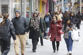 Salmantinos pasean con ropa de abrigo por las calles.