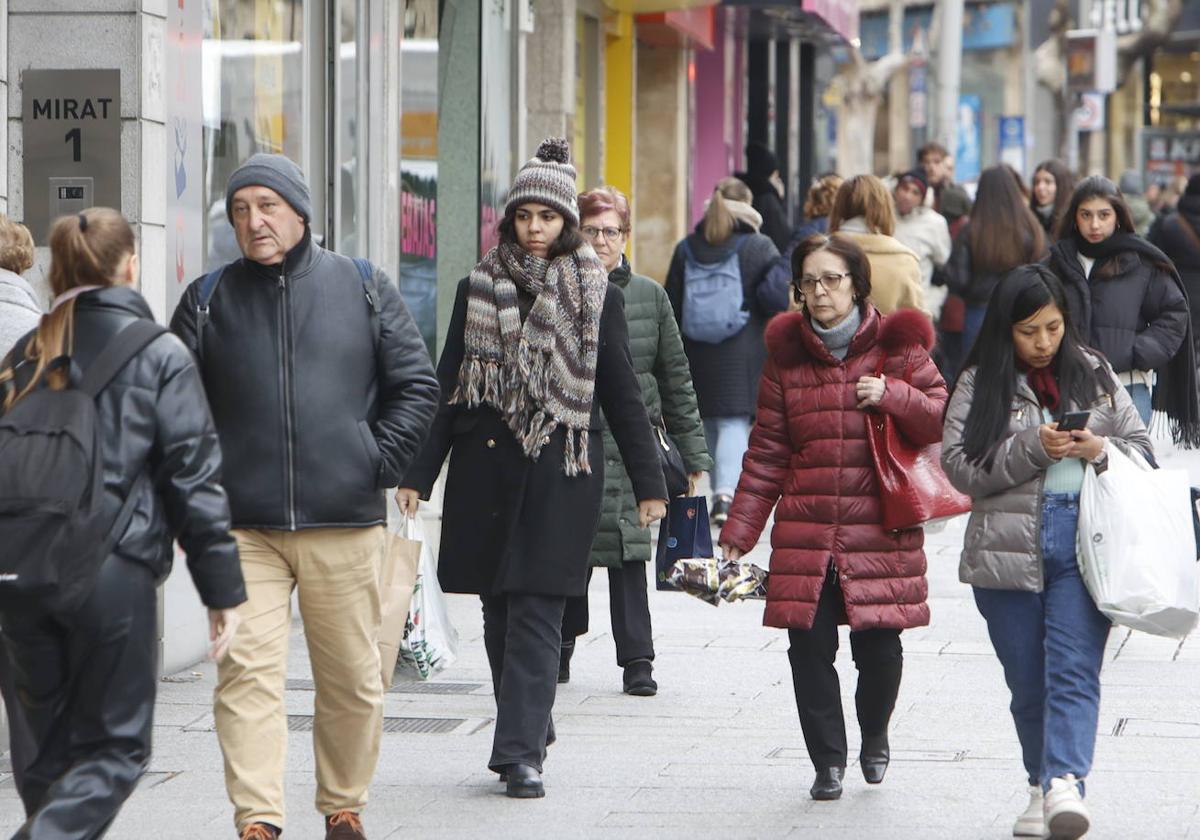 Salmantinos pasean con ropa de abrigo por las calles.