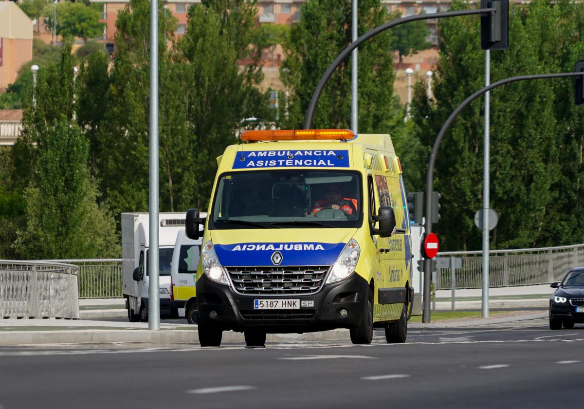 Una ambulancia de servicio en Salamanca.