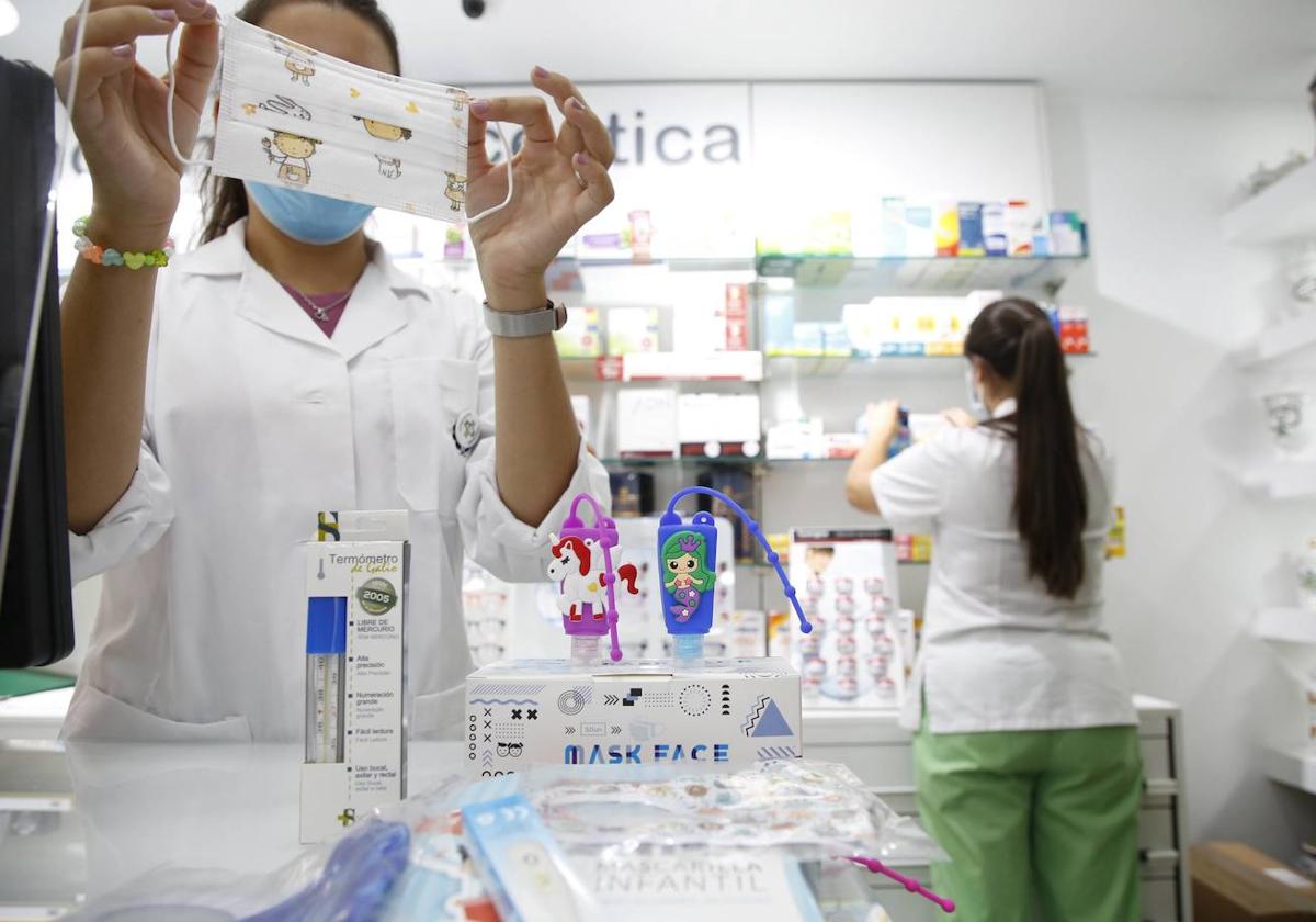 ¿Cree que la mascarilla debería ser obligatoria en estos momentos también en farmacias?