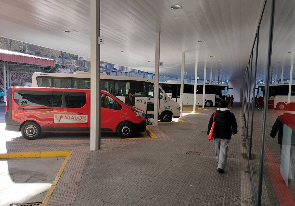 Estación de autobuses de Béjar, este jueves, donde no hay rastro de información sobre los servicios que ofrece la empresa Jiménez Dorado.