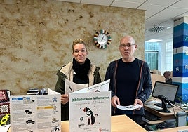 La edil de Cultura, María José García, junto al bibliotecario Manuel Hernández.