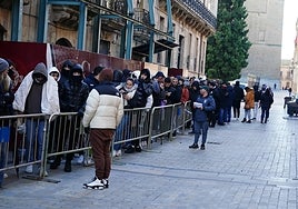 Socios de Unionistas haciendo cola durante la mañana de este miércoles para conseguir su entrada.