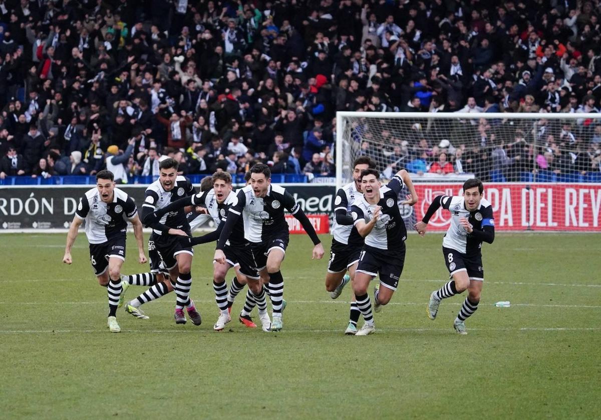 Los jugadores de Unionistas celebran la victoria frente al Villarreal.